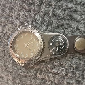 Quartz watch with compass